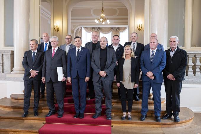 Skupina policistov varnostnikov Urada za varovanje oseb in objektov MNZ.jpg